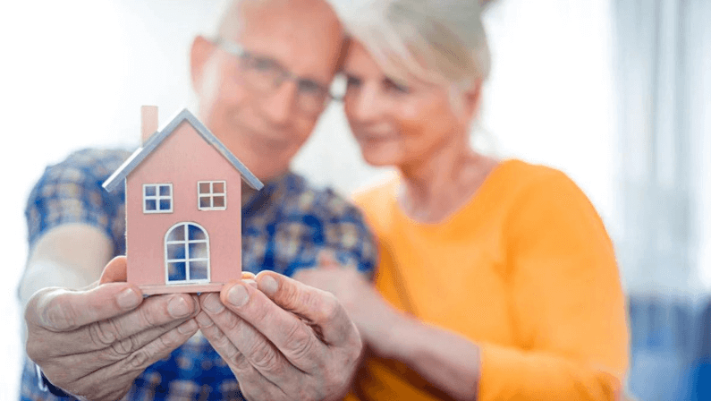 two old people learning the benefits of reverse mortgage